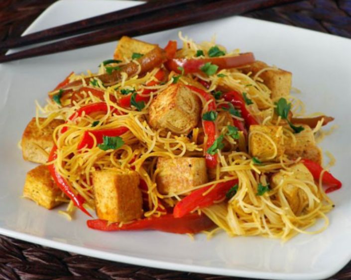 Fideos de arroz con salteado de tofu y pimiento